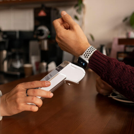 personne-payant-la-facture-dans-un-restaurant-utilisant-la-technologie-nfc personne-payant-la-facture-dans-un-restaurant-utilisant-la-technologie-nfc